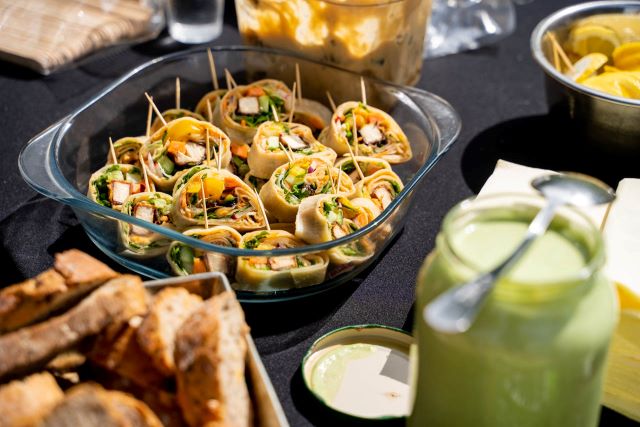 Jesienne sadzenie drzewek wolontariuszy z firmy WIENERBERGER