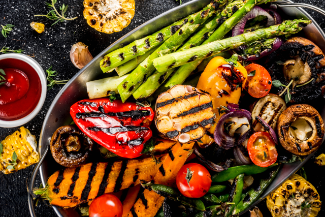 Catering wegetariański dla firm na spotkania plenerowe i eventy – wegetariańskie grillowanie pełne smaku!